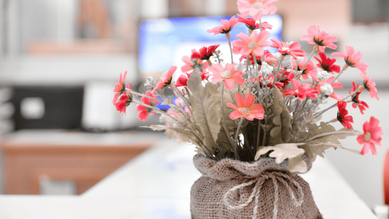 Biuro aplinkos gerinimas naudojant stalui draugišką gėlių dekorą